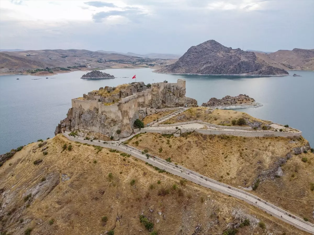 Pertek Kalesi’ne Tekne Turlarıyla İlgi Artıyor