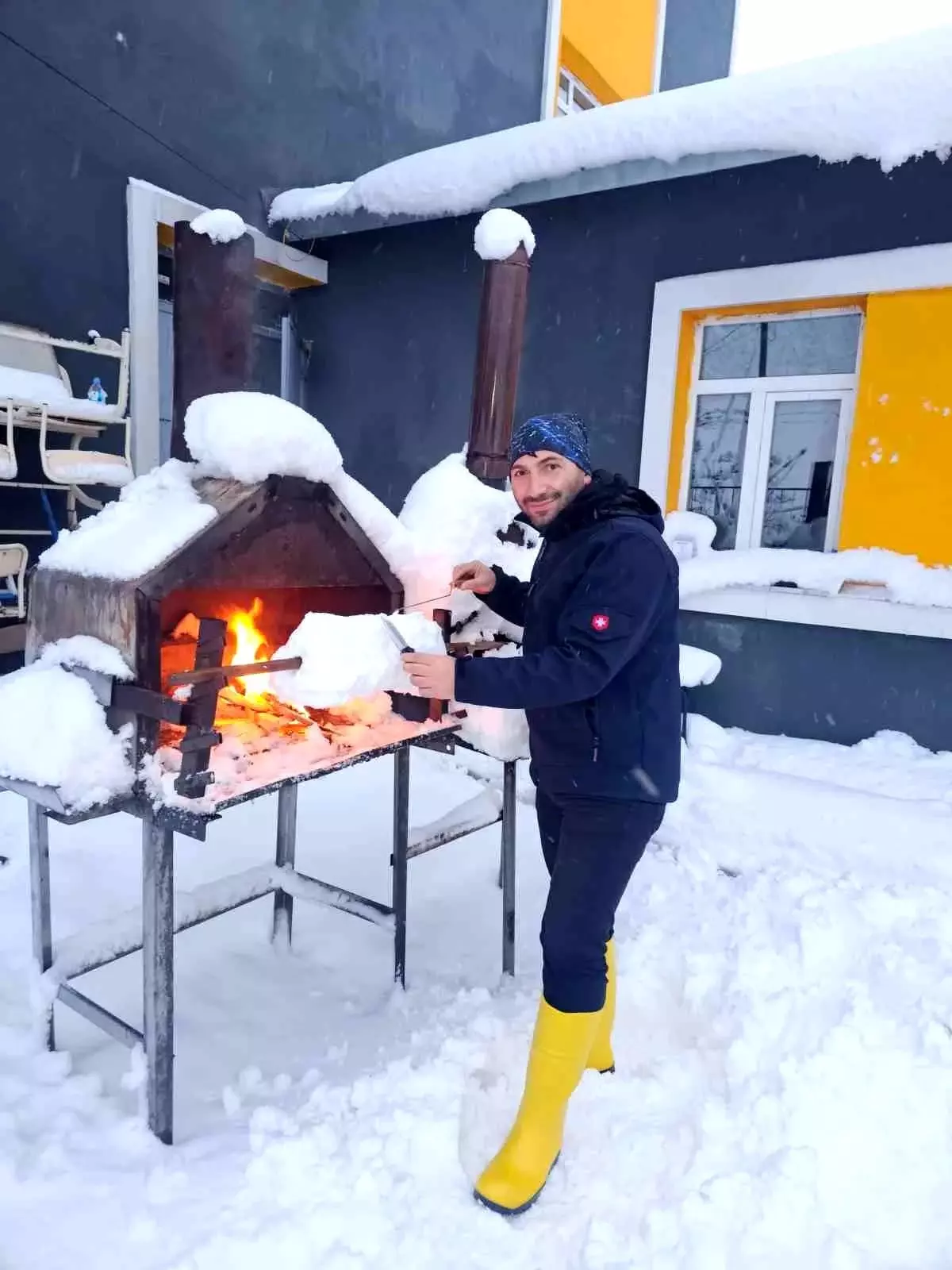 Kar Lezzeti: Müdür Yardımcısı İbrahim Turan Kardan Çağ Kebabı Yaptı