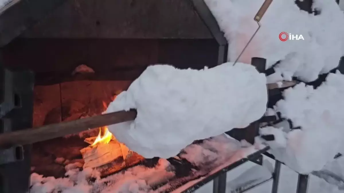 Uzundere’de Karla Yapılan Eğlenceli Çağ Kebabı