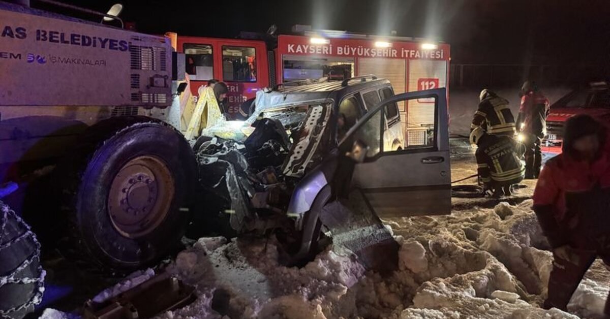 Kayseri’de hafif ticari araç ile iş makinesi çarpıştı: 2 ağır yaralı