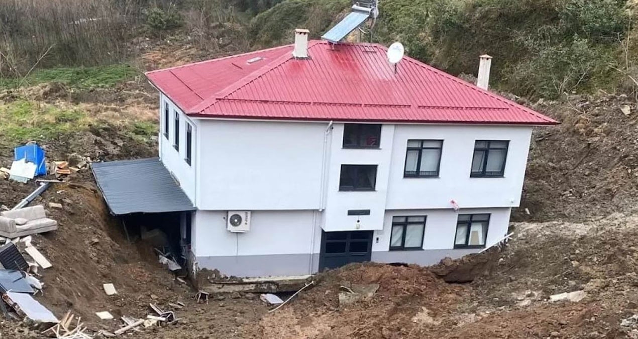 Artvin’de heyelan: 2 katlı evi 50 metre sürükledi!